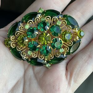 Vintage Juliana DeLizza Elster Green Rhinestone Brooch Gold Filigree Dome Pin